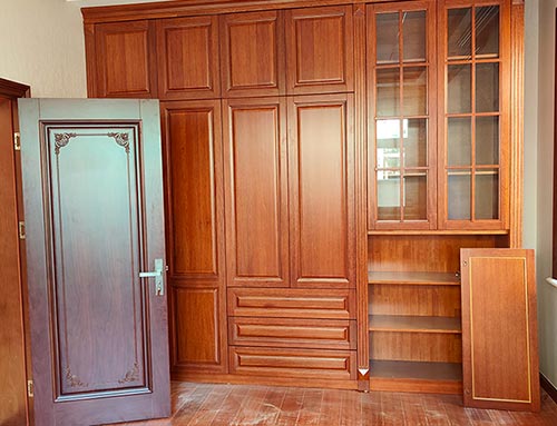 金昌中式家庭装修里定制的实木衣柜效果图